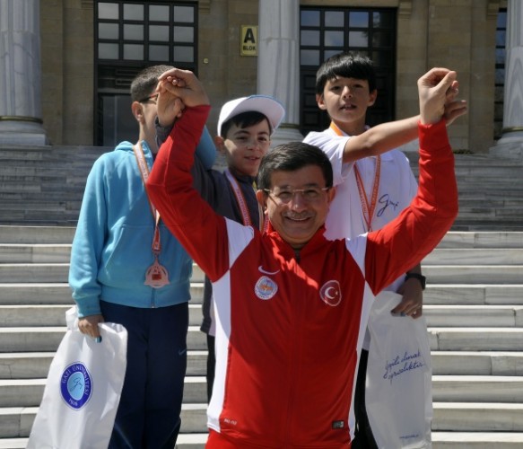 Davutoğlu çiftinden yarışan kızlarına destek
Başbakan Ahmet Davutoğlu ve eşi Sare Davutoğlu, Gazi Üniversitesi'nde kızları Hacer Büke Davutoğlu'nun da katıldığı "Gazi Kupası Oryantiring Şampiyonası"nı izledi.