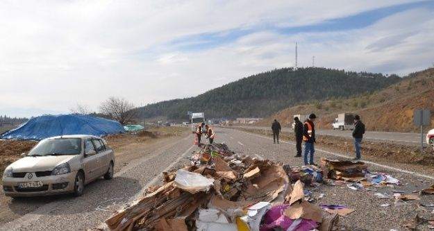 Yola Düşen Atık Kağıt Balyaları Trafiği Aksattı