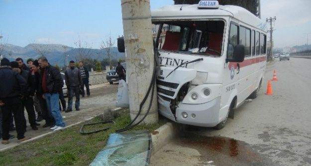 Yolcu Minibüsü Önce Ağaca, Sonra Direğe Çarptı: 3 Yaralı