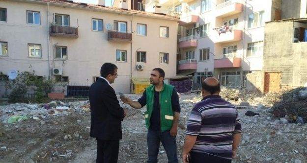 CHP'li Vekil Bülent Öz Lapseki'de Yıkılan Binayı İnceledi