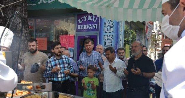 Bursa'da Çarşı Esnafı Lokma Dağıttı