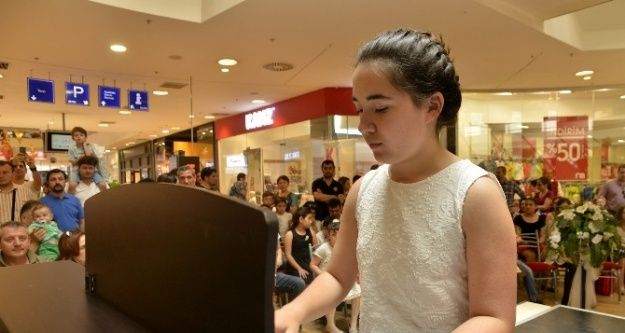 Eskişehir'de Minik Piyanistler Sahne Aldı