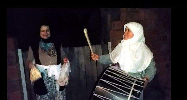 Köy Halkını Kadın Davulcu Sahura Kaldırdı