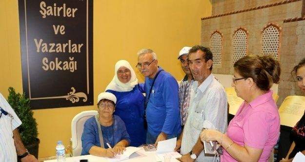 Bedriye Aksakal okurlarıyla buluştu