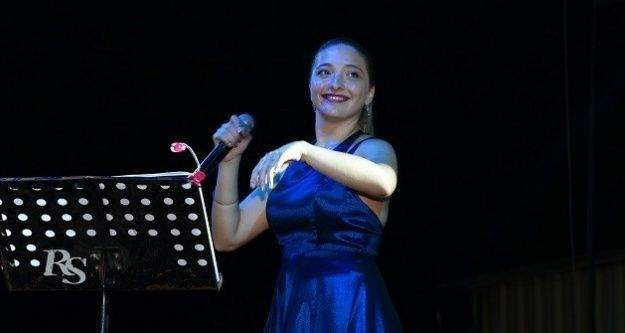 Gizem Memişoğlu fuarda Karadeniz rüzgarı estirdi