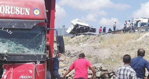 Niğde'de freni boşalan kamyon, kamyonete çarparak durabildi