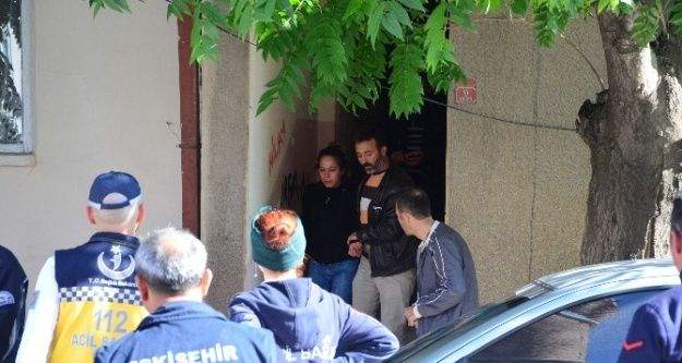 Birlikte yaşadığı adama sinirlendi 3'üncü kata çıkıp intihara teşebbüs etti