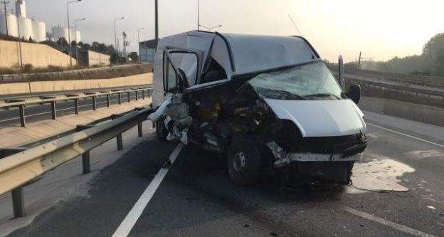 Direksiyon hakimiyetini kaybedince araç bariyerlere çarparak durabildi