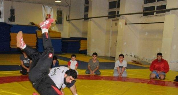 Eskişehirli güreşçilerin Türkiye Şampiyonası hazırlığı devam ediyor