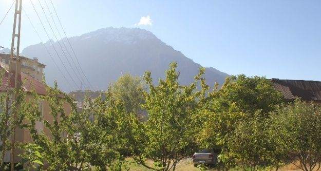 Hakkari'nin yüksek kesimlerine yılın ilk karı yağdı