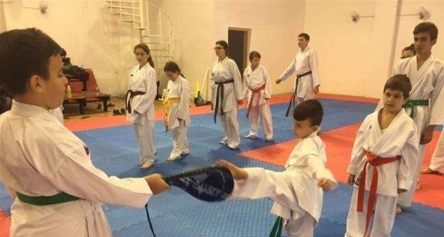 Karate branşı eğitim çalışmaları devam ediyor