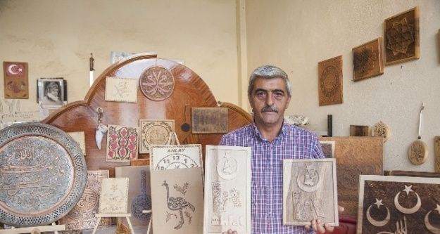 Selçuklu mezar taşları ahşaba işleniyor