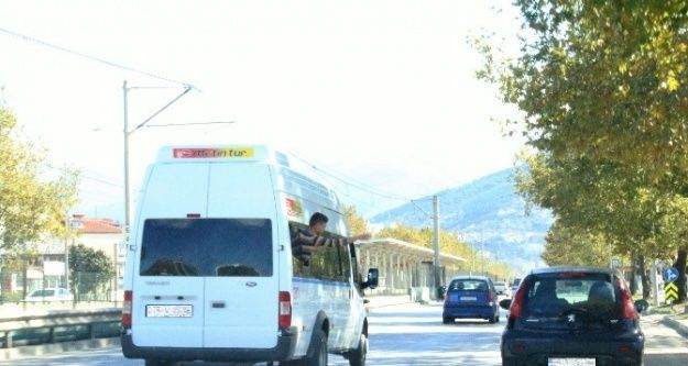 Trafikte camdan sarkan çocuğun tehlikeli oyunu