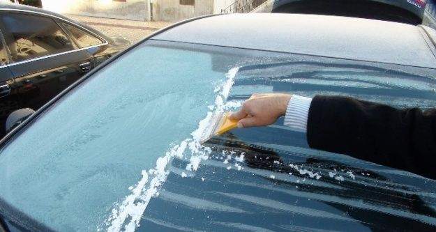 Yozgat'ta araçların camları buz tuttu