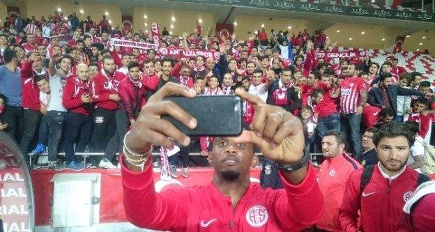 Antalyaspor taraftarının gönlünü Eto'o aldı