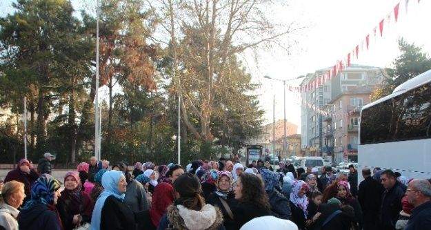 Bilecik'te 87 kişilik umre kafilesi kutsal topraklara uğurlandı