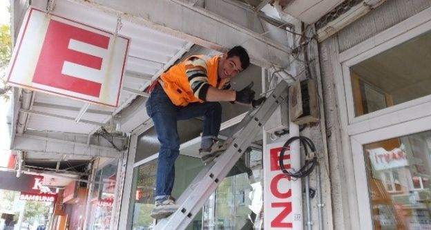 Burhaniye'de elektrik şebekesi yer altına alınıyor