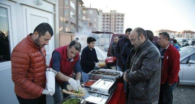 Odunpazarı Belediyesi'nden işçilere moral yemeği