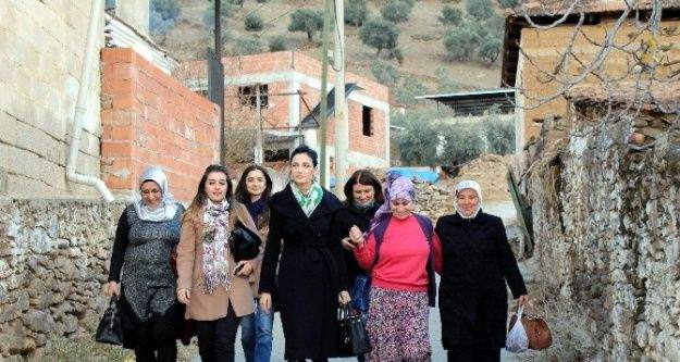AK kadınlar yaşlı karı kocayı evlerinde ziyaret etti
