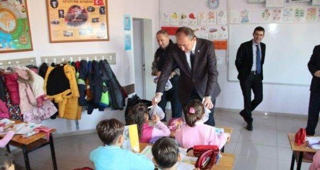 Biga'da öğrencilere elma dağıtıldı