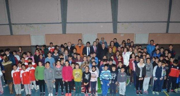 Foça'da öğrenciler Ata'ya saygı için koştu