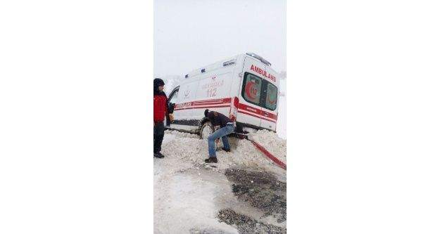 Hastaya giden ambulans yoldan çıktı, imdadına kamyoncu yetişti