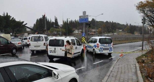 İzmir-Manisa yolu kar nedeniyle trafiğe kapatıldı