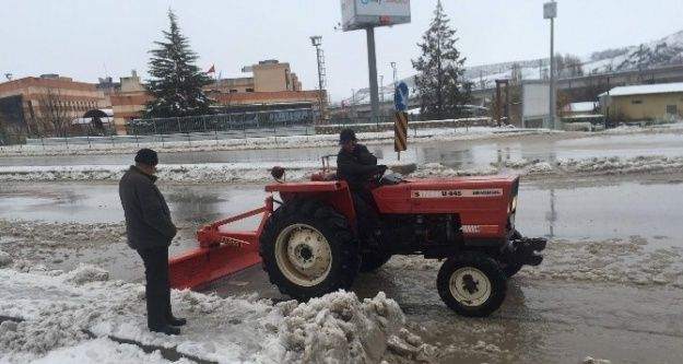 Muhtar çareyi kendine ait traktöre kar küreme paleti bağlayarak buldu