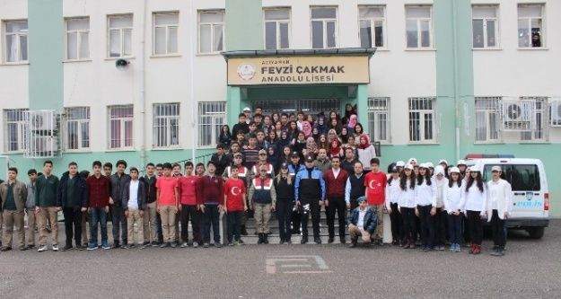 Öğrencilerden polis ve jandarma ekiplerine anlamlı gösteri
