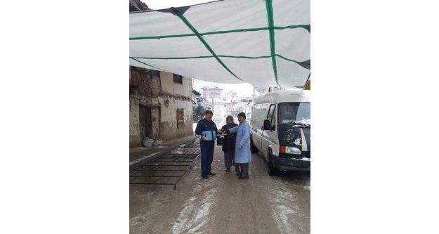 Soğuk havada pazarcı esnafına çaylar zabıtadan