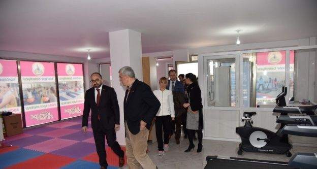 Başkan Karaosmanoğlu ve Üzülmez, Kadın Spor Merkezini ziyaret etti