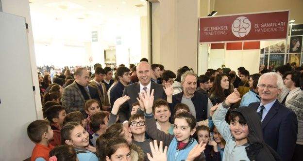 Başkan Togar'dan öğrencilere hediye kitap