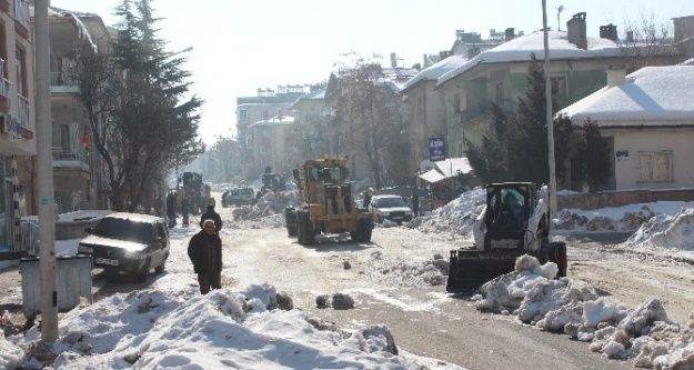 Beyşehir'de okul önlerinde kar temizliği