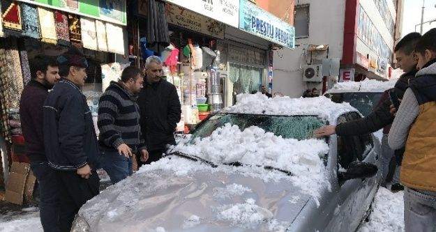 Bingöl'de 3 aracın üzerine kar düştü