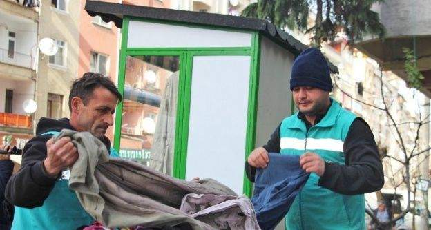 Giresun Belediyesi'nden ‘askıda elbise' projesi