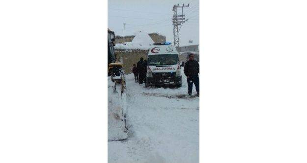 Hasta taşıyan ambulansı belediye ekipleri kurtardı