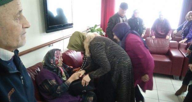 Huzurevi sakinlerini ziyaret ettiler
