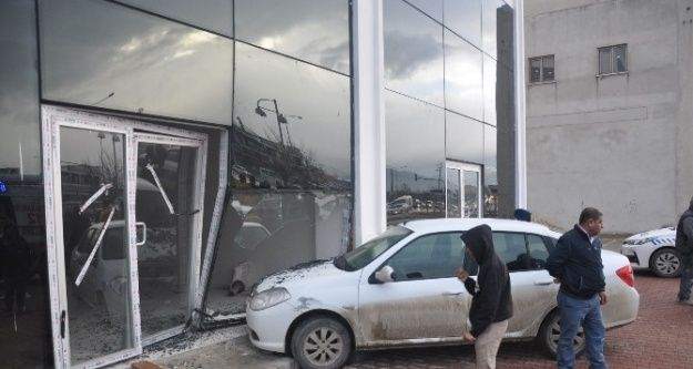Kadın sürücü, icralık otomobille iş yerine daldı