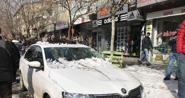 Kar kütlesi araçta hasar oluşturdu