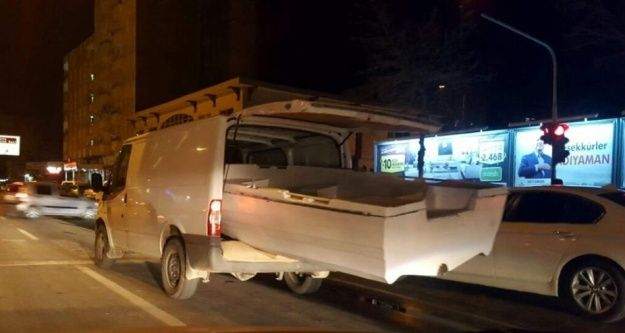 Minibüse yüklenen tekne kazaya davetiye çıkardı