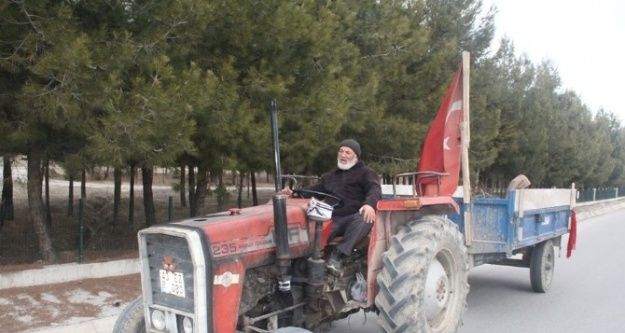 Traktöründen bayrağı hiç indirmedi