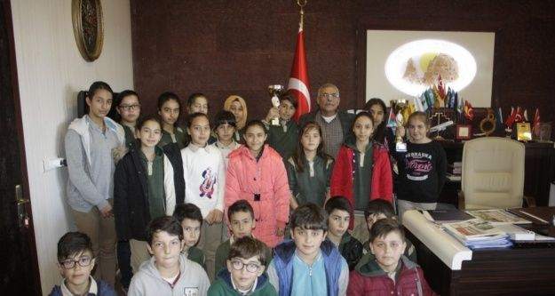 Uçhisarlı hentbolcular kupalarını Başkan Karaaslan'a getirdi