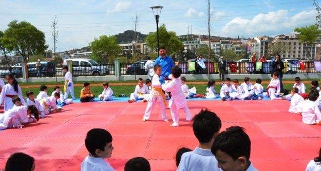 2. Biga Çocuk Olimpiyatlarında karateciler yoğun ilgi gördü