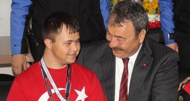 Engelli şampiyondan emniyet müdürüne 'Osman amca seni çok seviyoruz' anonsu