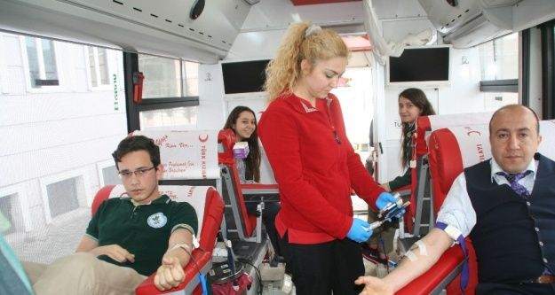 Öğrencilerden Kızılay'a gönüllü kan bağışı