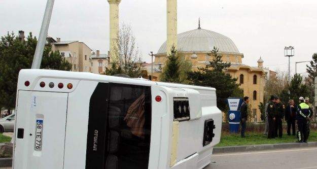 Sivas'ta askeri midibüs devrildi