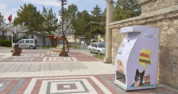 Sokak hayvanları için su ve mama makineleri