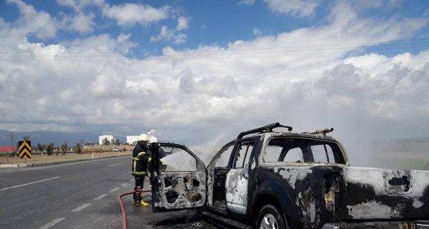 Söke'de seyir halindeki araç alev alev yandı