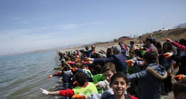 Van Kültür ve Turizm İl Müdürlüğünden sahil temizliği