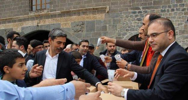 Vatandaşlara kandil lokumu ve şekeri dağıtıldı